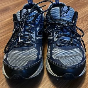 New Balance 412 trail running sneakers 

Mens size 9